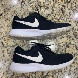 black nike tanjuns!!